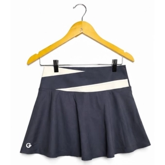Saia Esportiva com Short Interno e detalhe em faixa branco.