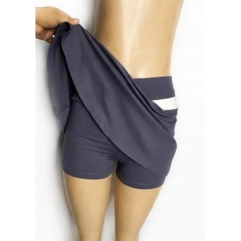 Saia Esportiva com Short Interno e detalhe em faixa branco.
