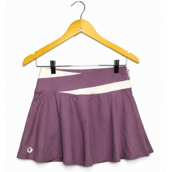 Saia Esportiva com Short Interno e detalhe em faixa branco.